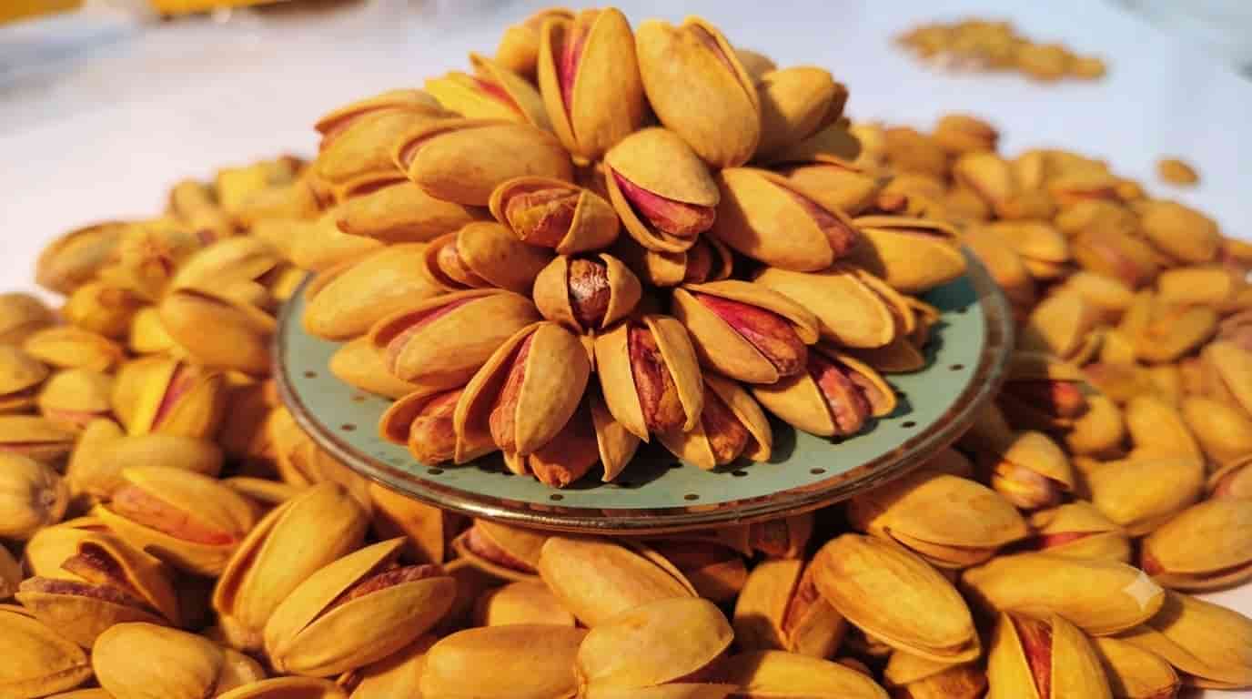 پسته بادامی زعفرانی با طعم دلپذیر و رنگ طلایی